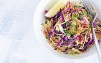 Coleslaw : comment le faire, comment le servir et les trucs sympas à ajouter 