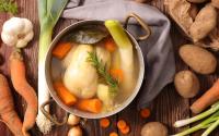 “Très bonne recette, facile, et bon marché” : voici notre meilleure recette de poule au pot, ce grand classique si réconfortant en hiver