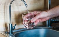 Perles en céramique, charbon, que valent vraiment ces solutions pour filtrer l’eau du robinet ? 60 Millions de consommateurs s’est penché sur la question