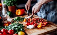 Bois ou plastique pour sa planche à découper ? Ce spécialiste en hygiène nous aide à faire le meilleur choix pour la santé