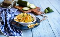 Four, friteuse, AirFryer : comment réaliser des chips de courgettes pour un apéritif réussi cet été ? Voici nos astuces