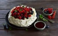 Pavlova aux fruits rouges et coulis au balsamique