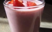 Fraises au lait de coco et dattes