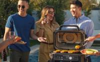 Prisé des spécialistes, le barbecue électrique et fumoir Woodfire Ninja voit son prix chuter