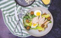 Encore meilleure qu’au bistro, voici les astuces du Chef Damien  pour réaliser  une salade César à la perfection !