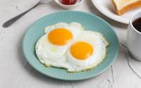 Doré au bord avec un jaune coulant : ce journaliste gastronomique livre son astuce pour un oeuf au plat à la cuisson parfaite