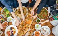 3 trucs de bon sens à ne pas oublier quand on apporte à manger chez des amis