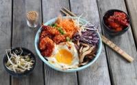 Bibimbap coréen aux crevettes, légumes et champignons