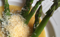 Premières asperges vertes en bouillon, éclats de parmesan