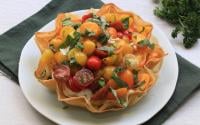 Une recette croustillante et pleine de fraîcheur : la tarte aux tomates crues, fromage frais et feuilles de bricks