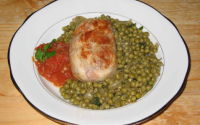 Paupiette de veau avec des tomates et des petits pois