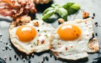 Fini le jaune trop cuit et le blanc pas assez, ce chef dévoile La technique pour cuire un œuf au plat parfaitement