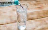 Voici les 3 eaux pétillantes pauvres en sel à privilégier selon ce nutritionniste