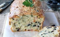 Un apéritif de dernière minute ? Voici notre recette de cake salé au jambon, fromage et olives !