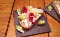 Tartine de fromage frais aux noix, romanesco, topinambour & viande des grisons