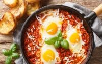 Connaissez-vous la recette des “oeufs au purgatoire”, un plat italien très simple qui se prépare en 10 minutes seulement ?