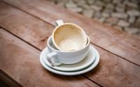 Votre tasse préférée est tachée par des traces incrustées de thé ou de café ? Cette astuce va vous permettre de la rendre comme neuve