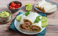 Repas express : notre recette gourmande de wraps aux tranches végé haricots blancs, poivrons grillés, guacamole et salade pour régaler toute la famille