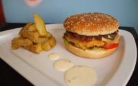 Hamburger made in Benzo, potatoes maison et sa sauce creamy deluxe comme au Mac Do avec le goût en plus ! Pour 8
