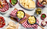 Raclette, tartiflette, croziflette : voici quelques idées de salades pour accompagner ces plats copieux !