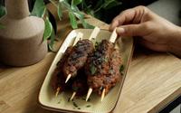 Barbecue : pour changer des saucisses, voici une recette gourmande de brochettes de viande hachée