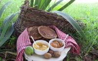 Pancake à la farine de châtaigne accompagné d'un chocolat chaud