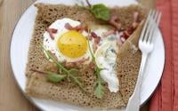 Galette de sarrasin au Bresse Bleu et aux lardons