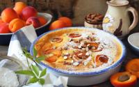 Rapide à faire et gourmand : Cyril Lignac partage sa recette pour réaliser un clafoutis aux abricots et aux amandes