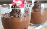 Mousse au chocolat noir et éclats de fèves de cacao