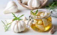"Je les faisais au four mais ça prenait plus de temps" : voici notre recette express d’ail mariné à l’huile d’olive !
