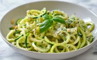 “La courgette en spaghetti, c’est la meilleure astuce pour manger moins de pâtes” : une nutritionniste partage sa recette de lemon pasta