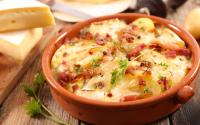 Cette recette de pizza tartiflette sera parfaite pour se réchauffer avec le froid