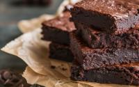 Découvrez cette recette de fondant au chocolat à la texture incroyable qui ne nécessite que du cacao et un fruit de saison !