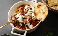 Connaissez-vous le Borani Banjan, ce plat délicieux plat à base d’aubergines accompagné d’une sauce au yaourt qui change de la Parmigiana ?