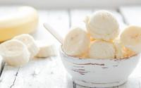 "J’adore tellement ce snack" : une diététicienne partage sa recette de glace protéinée à la banane sans sorbetière !
