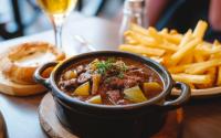 "Vous êtes garanti d’avoir une viande très tendre" : ce chef nous partage ses conseils pour réussir la carbonade flamande, ce plat parfait pour l’automne !