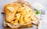 Cyril Lignac dévoile son astuce pour faire un délicieux fish & chips anglais avec une belle panure croustillante