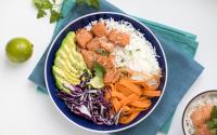 Poke bowl au saumon mariné et riz basmati