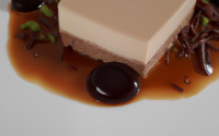 Flan de haricots blancs, crème de pruneaux et gelée chocolat