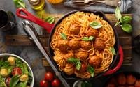 “Convivial, familial !” : Laurent Mariotte dévoile sa recette de spaghetti aux tomates et boulettes