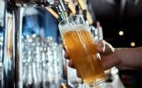Pourquoi servir la bière en penchant le verre n'est pas une bonne méthode