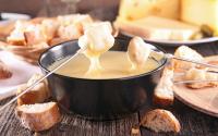 Par quoi peut-on remplacer le vin dans une fondue savoyarde ?