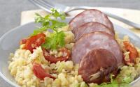 Saucisse de morteau et lentilles corail aux tomates confites