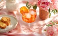 Un cocktail fruité, pétillant et sans alcool : le Pineapple Strawberry Spritz va faire sensation à l’apéro !