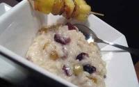 Risotto au lait de coco, raisins, canneberges et gingembre