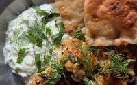 Envie d’évasion ? Essayez ces boulettes de poulet à la grecque et leur tzatziki maison