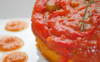 Salade Juive sur blinis de patate douce et mascarpone, purée de tomates séchées