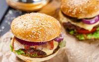 Burger au lard et oignons rouges