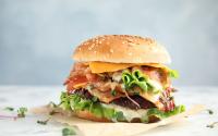 “La 1ʳᵉ erreur qu’on pourrait faire, c’est…” : Julie Andrieu dévoile ses secrets pour faire un vrai burger américain