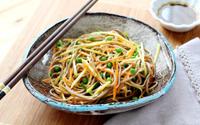 Cette salade de nouilles japonaise est prête en 15 minutes et rafraîchit à tous les coups !